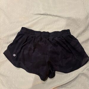 Lululemon Athletica Black Camouflage Hotty Hot Shorts 2.5”